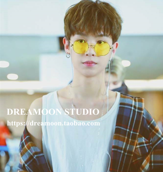 Chuỗi đeo chéo hip hop 蹦 di kính tròn ban đầu gọng kính màu vàng nam lưới đỏ đường phố kính râm nữ kính burberry