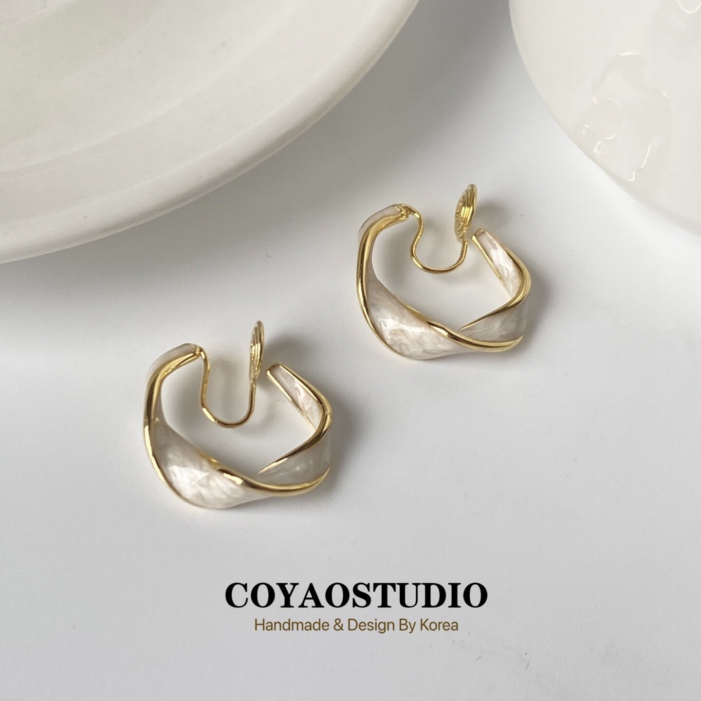 Gentle and high-end cream Hong Kong style niche temperament all-match circle mosquito coil ear clip cold wind no earrings earrings