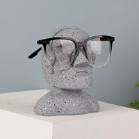 Серый каменный статуя