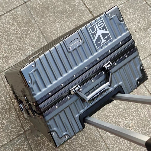 Вместительный и большой универсальный чемодан