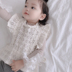 Cô gái trẻ mùa xuân và mùa thu thêu tay áo ren bé bé trăm ngày cotton bướm vest top áo gile cho bé trai Áo ghi lê