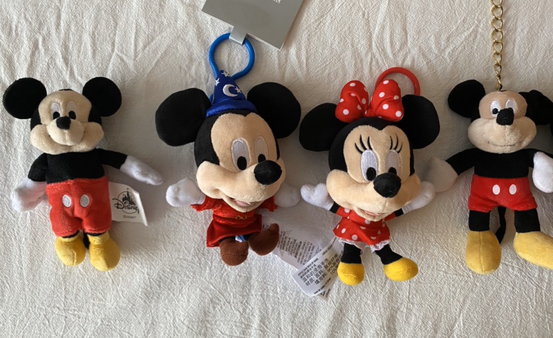 Disney Mickey and Minnie Pendant, Magician Mickey Mouse Bag Charm Keychain Doll, Can Be Converted into a Fridge Magnet Disney Mickey and Minnie Pendant, Magician Mickey Mouse Bag Charm Keychain Doll, Can Be Converted into a Fridge Magnet
