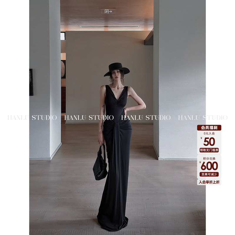 Hanlu Studio Brand Niche Sculpture Dress with a Flowing V-Neck, Sleeveless Black Elegant Long Dress Gown Hanlu Studio Brand Niche Sculpture Dress with a Flowing V-Neck, Sleeveless Black Elegant Long Dress Gown