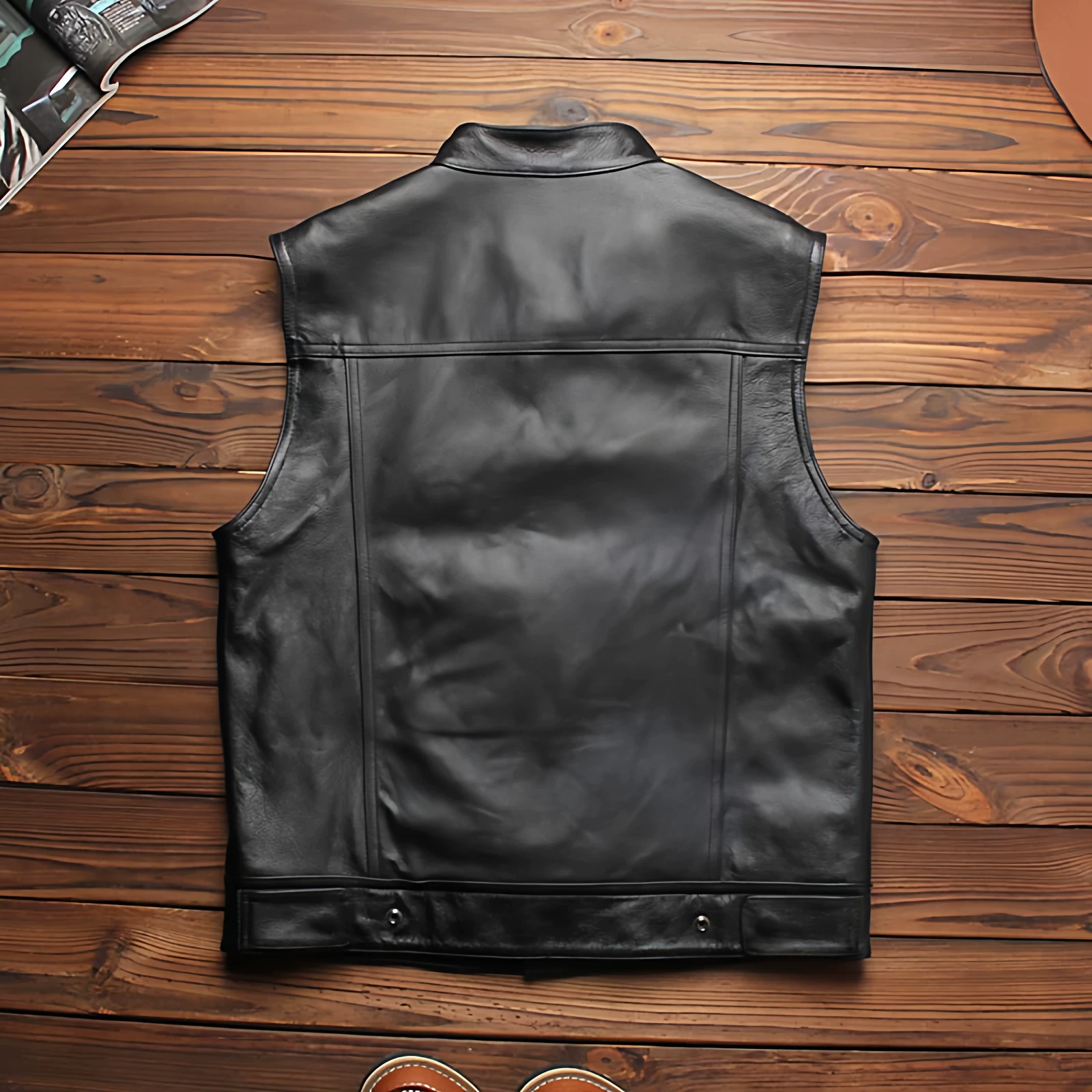 Кожаный жилет, slim fit, с вышивкой