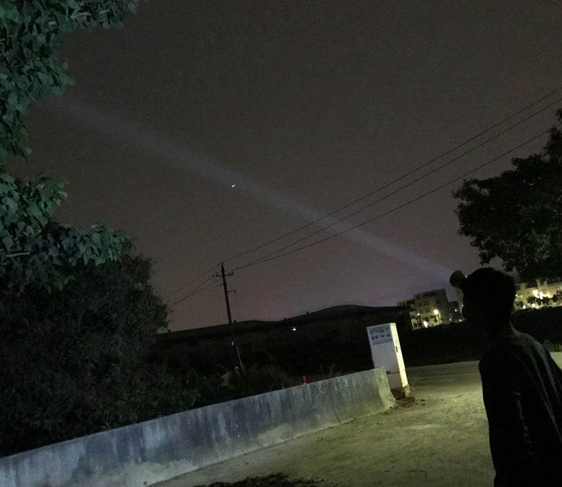 Đèn pha sạc LED xây dựng ngoài trời câu cá chiếu sáng tìm kiếm trong nhà khẩn cấp ánh sáng ngoài trời di động den bin