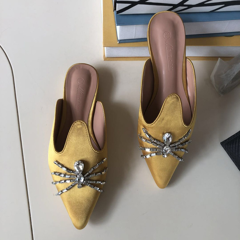 OMG This is also so beautiful with giant leanthin satin Thai shoes to stock with water drill pointed flat-bottomed slippers