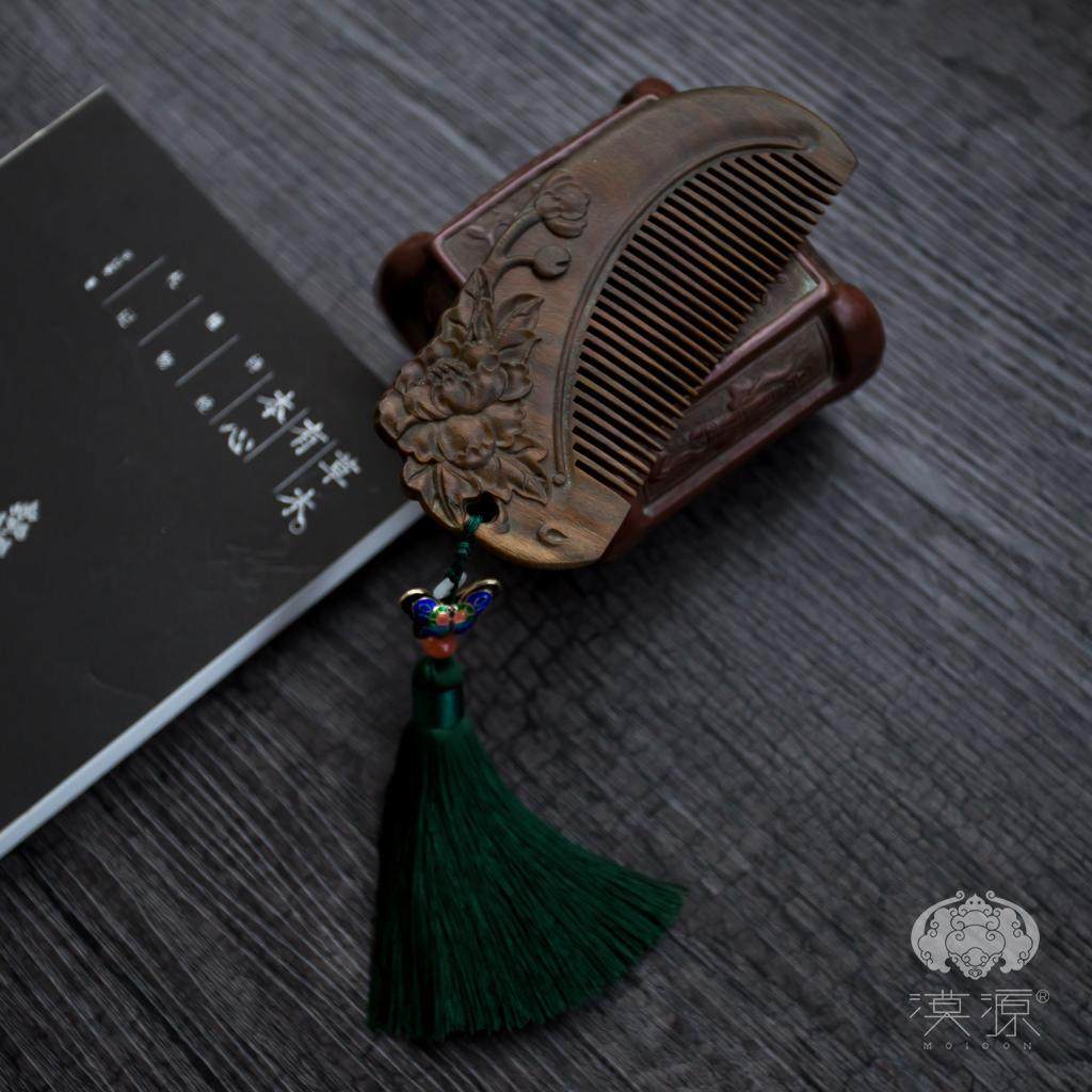 Natural green sandalwood carved comb to send girlfriend wife Tanabata Valentine's Day to send girls romantic Birthday gifts