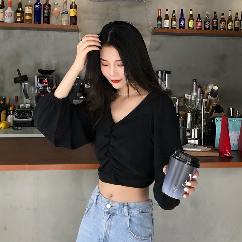 Design sense V collar short shirt Women autumn 2021 New chic retro harbor style bubble sleeve foreign style top tide