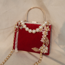 Late chanting original handmade red show and wedding with an oblique satchel paired with a flag gown with a golden bag to send her best friend girlfriend
