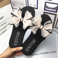 Dép mới và dép thời trang mùa hè của phụ nữ mang một chiếc nơ buộc phiên bản Hàn Quốc của những đôi giày đi biển dễ thương bên bờ biển dép adidas