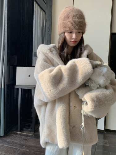 Маленький белый медведь экологически чистый меховой зимний шерсть с утолщенным поднятым нежным возрастом высокого класса высокого класса