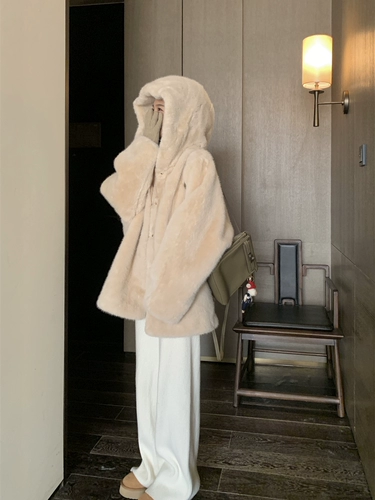 Маленький белый медведь экологически чистый меховой зимний шерсть с утолщенным поднятым нежным возрастом высокого класса высокого класса