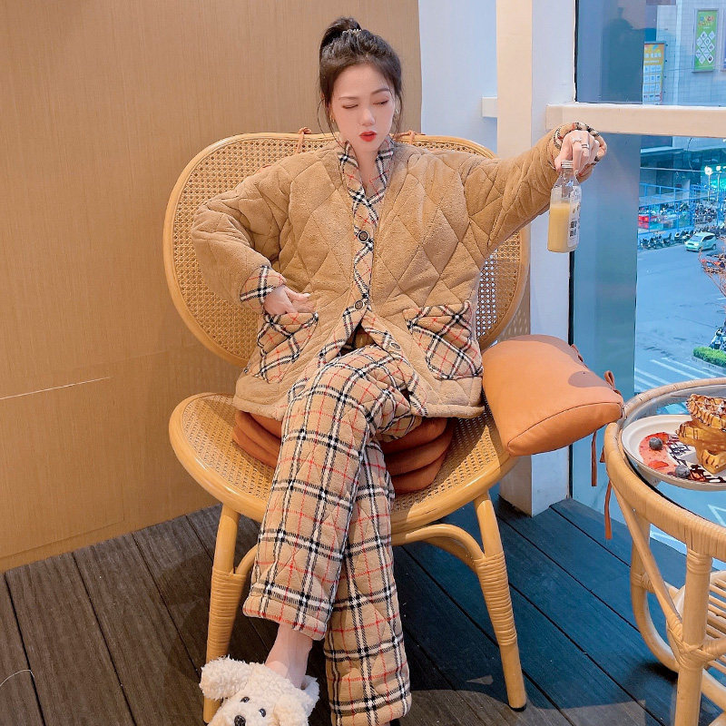 Sweet dreams accompany you to sleep happily ~ hug warm pajamas women autumn and winter coral fleece three-layer quilted thickening plus velvet