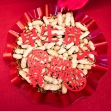 Свадебная фруктовая тарелка красная свадьба Привет, празднуйте красную счастливую тарелку домашнюю гостиную, кофейный столик, пластиковый конфеты, высушенные фрукты, сопровождающие, сопровождающие