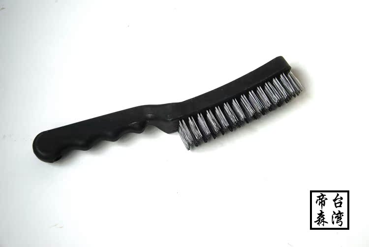 Plastic handle wire brush Spring steel wire brush cleaning brush Black plastic handle wire brush cleaning oil rust removal