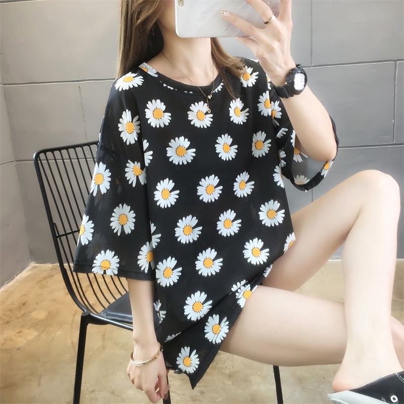 Photo taken in real life: 2020 new online red hot little Daisy split short sleeve T-shirt for women