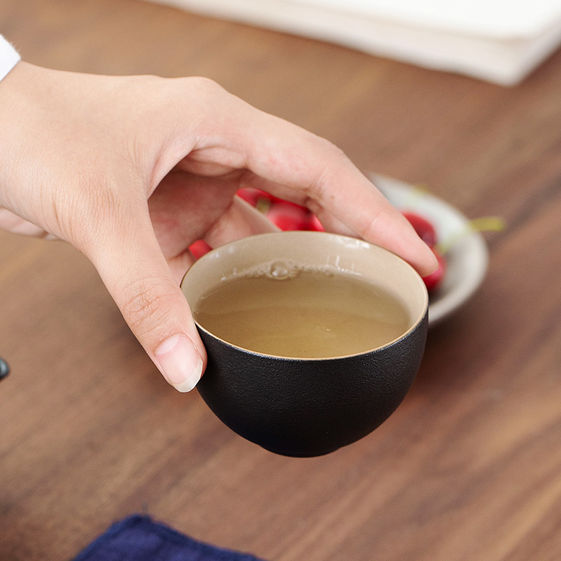 Japanese travel tea set of black suit a pot of two cups of portable package two people doing mercifully kung fu ceramic teapot tea