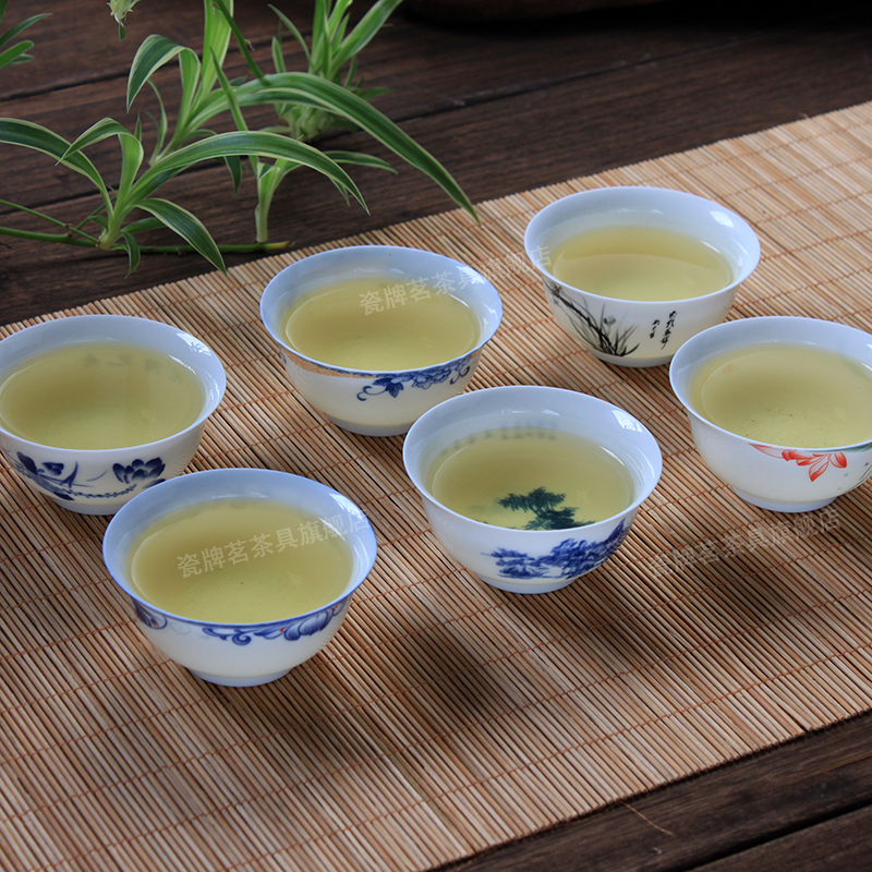 Palettes nameplates, thin body blue and white porcelain cup light -based ceramic kung fu tea set individual sample tea cup masters cup shell