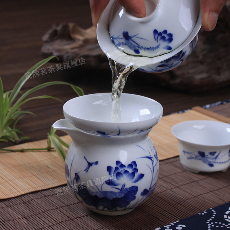 High white thin foetus blue and white porcelain tea set suit household ceramics kung fu tea tureen of a complete set of tea cups spun out of the shell