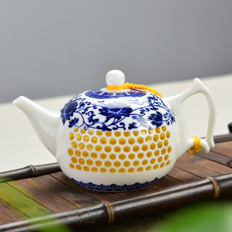 Palettes nameplates, ceramic teapot and exquisite hollow out of the blue and white porcelain tea, black tea tea pot of kung fu tea teapot