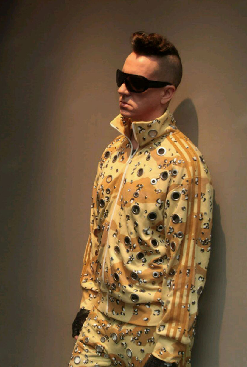 Потрясающие штаны Crystal Pole Porcel O27141 с тремя ногами от adidas x Jeremy Scott