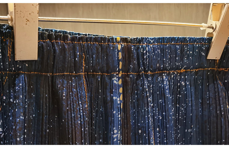 Chân váy jean nữ cạp cao ôm hông dáng dài tua rua in họa tiết denim — Màu xanh lam chi tiết 10