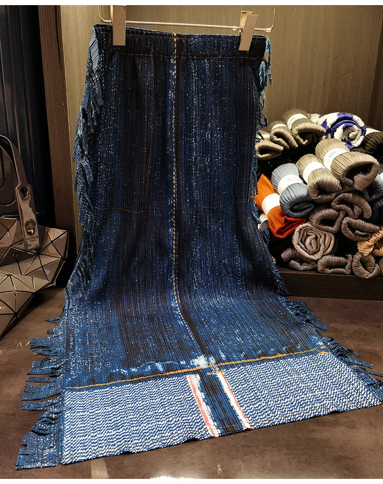 Chân váy jean nữ cạp cao ôm hông dáng dài tua rua in họa tiết denim — Màu xanh lam chi tiết 1