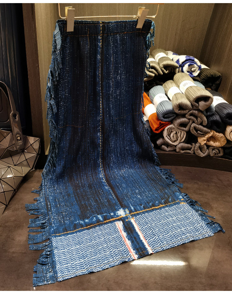 Chân váy jean nữ cạp cao ôm hông dáng dài tua rua in họa tiết denim — Màu xanh lam chi tiết 4