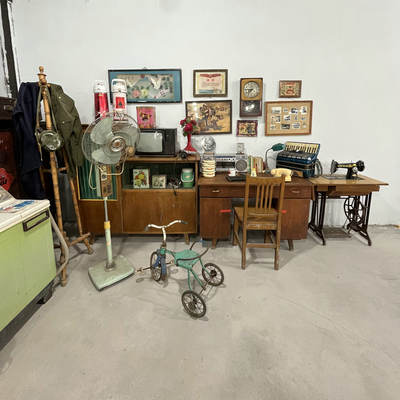 Nostalgic folk customs: Old electric fans, old ornaments, old furniture, old objects, old-fashioned electric fans, and film and television props from the 1980s