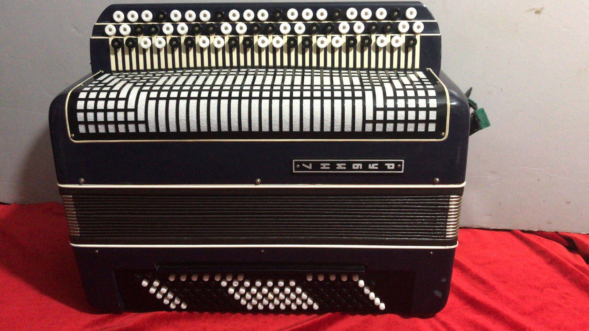 120 Bass Russian Free Bass Right-hand Three-Row Key Twist