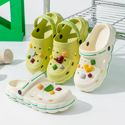 Летние мультяшные тапочки в стиле Crocs на платформе, нескользящие модные пляжные женские женские тапочки, подходят для носки на улице, закрытый носок