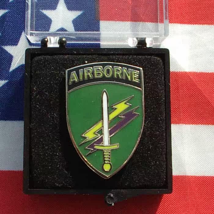 American Airborne Metal Chest Badge AirBorne Chest Badge Mini Recognition Badge Badge Green Background