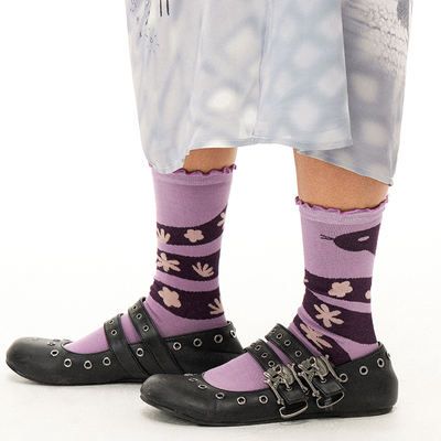 The chemistry girl "Flower Snake" has a snake body decorated with cute and lively geometric floral and black ear-trimmed mid-calf snake socks