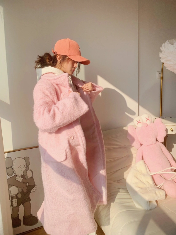 Yoo Girls Is a Girl Group ◆ Sakura Pink Wool Coat for Women, Autumn and Winter Mid-Length Woolen Coat, Lazy and Loose, Thickened. Yoo Girls Is a Girl Group ◆ Sakura Pink Wool Coat for Women, Autumn and Winter Mid-Length Woolen Coat, Lazy and Loose, Thickened.