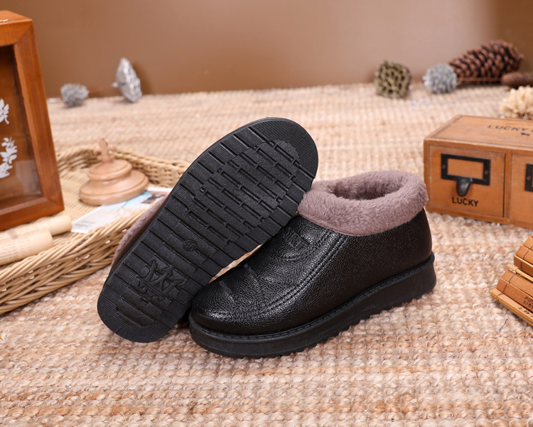 Giày vải Bắc Kinh mùa đông Giày cotton trung niên nữ Giày cao cổ chống trượt cotton ấm áp cộng với giày nhung dày cho mẹ giày boot nữ cổ thấp hàng hiệu