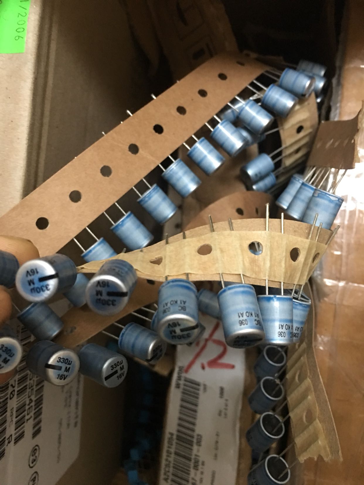 Philips PHILIPS BC 036 16V330UF water blue aluminum shell capacitor appearance fade