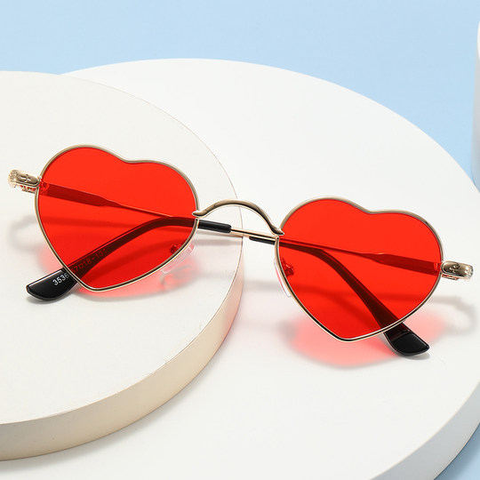 2025 Europäische und amerikanische Damen-Sonnenbrille mit kleinem Rahmen, herzförmiges Metall-Team-Straßenschieß-Sonnenbrille, Persönlichkeit, Avantgarde-Liebesbrille für Damen