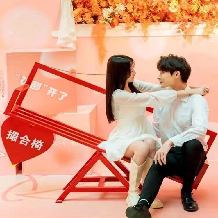 Trendy Photo Booth Chairs for Couples, Creative Interactive Chairs for Scenic Spots, Amusement Equipment, Decorative Props for Photography