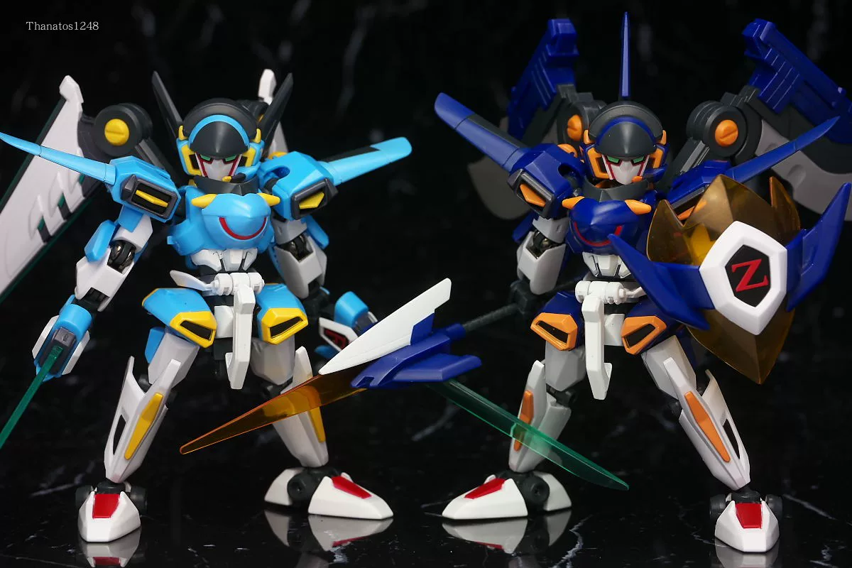 Bandai сверх-литой готовый к бою LBX Icaros атакует Gemini Akris