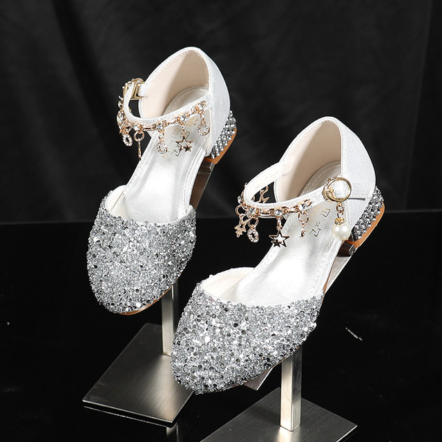 ເກີບ Princess ສໍາລັບເດັກຍິງທີ່ມີ dresses, ຮູບແບບ catwalk ການປະຕິບັດ, ເກີບອ່ອນຂອງເດັກຍິງສີເງິນ - ສີຂາວຂອງ crystal ເກີບ heels ສໍາລັບເດັກນ້ອຍ