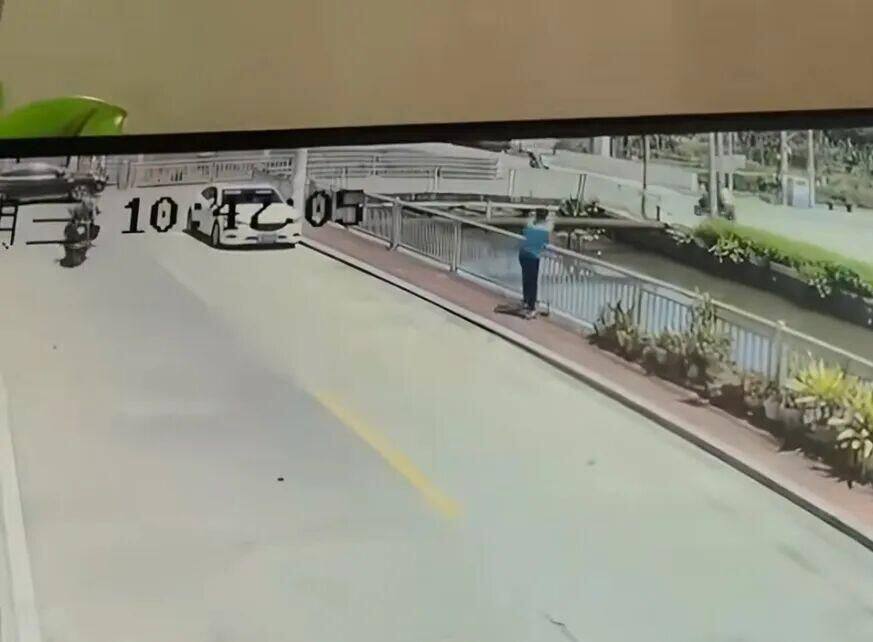 广东汕头一女童被男子抛入河中,警方:两人系家人关系,男子已送精神病院