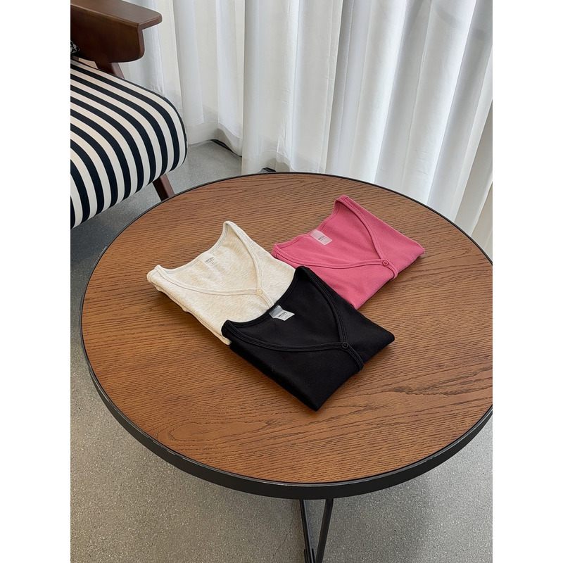 Oakhue Aritzia~ Stunning Autumn Outfits! V-Neck Slim-Fitting Long-Sleeved Knit Top Short Cardigan for Women Oakhue Aritzia~ Stunning Autumn Outfits! V-Neck Slim-Fitting Long-Sleeved Knit Top Short Cardigan for Women