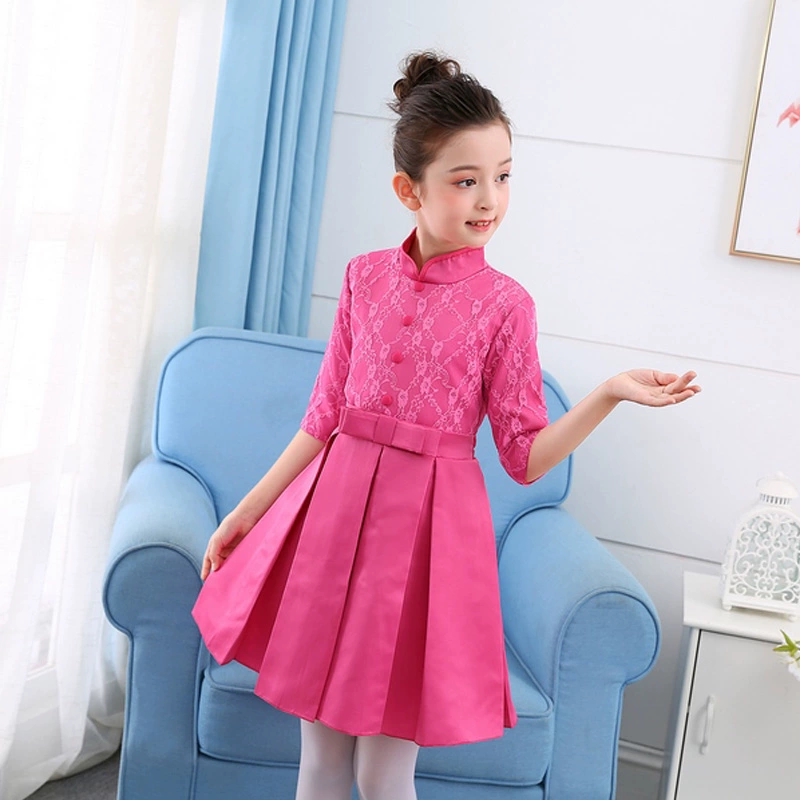 Trẻ em nhỏ phù hợp với cậu bé phù hợp với hoa cô gái với trẻ em váy cưới nhỏ chủ nhà biểu diễn hợp xướng