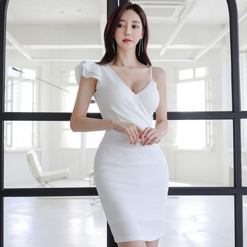2021 new Korean version of sexy sloping shoulder V-neck sleeveless slim fit slim bag hip dress feminine suspender skirt