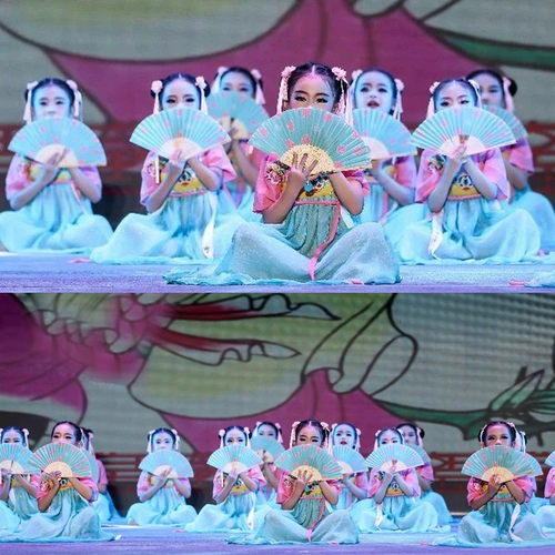 Детские костюмы для выступлений в стиле Ханфу. Классический танец в китайском стиле. Цветение персика. Улыбка на весенней горе. На пруду с лотосами стоит девушка с румяным макияжем.