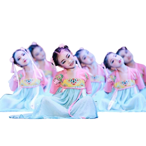 Детские костюмы для выступлений в стиле Ханфу. Классический танец в китайском стиле. Цветение персика. Улыбка на весенней горе. На пруду с лотосами стоит девушка с румяным макияжем.