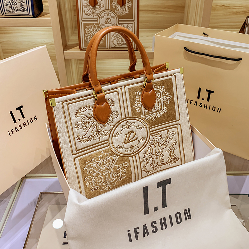 Leather advanced sense new autumn and winter printing large capacity fashion hand bag trendy shoulder commuting Messenger bag