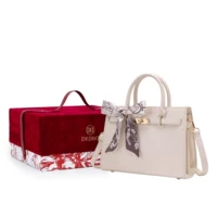 Белая подарочная коробка, крокодиловый принт