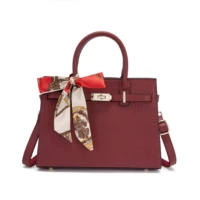 Красный, крокодиловый принт