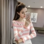 Mùa xuân 2019 mới sọc áo dệt kim từ vai rỗng áo sơ mi chạm đáy giản dị áo sơ mi nữ dài tay phiên bản Hàn Quốc áo nữ trung niên